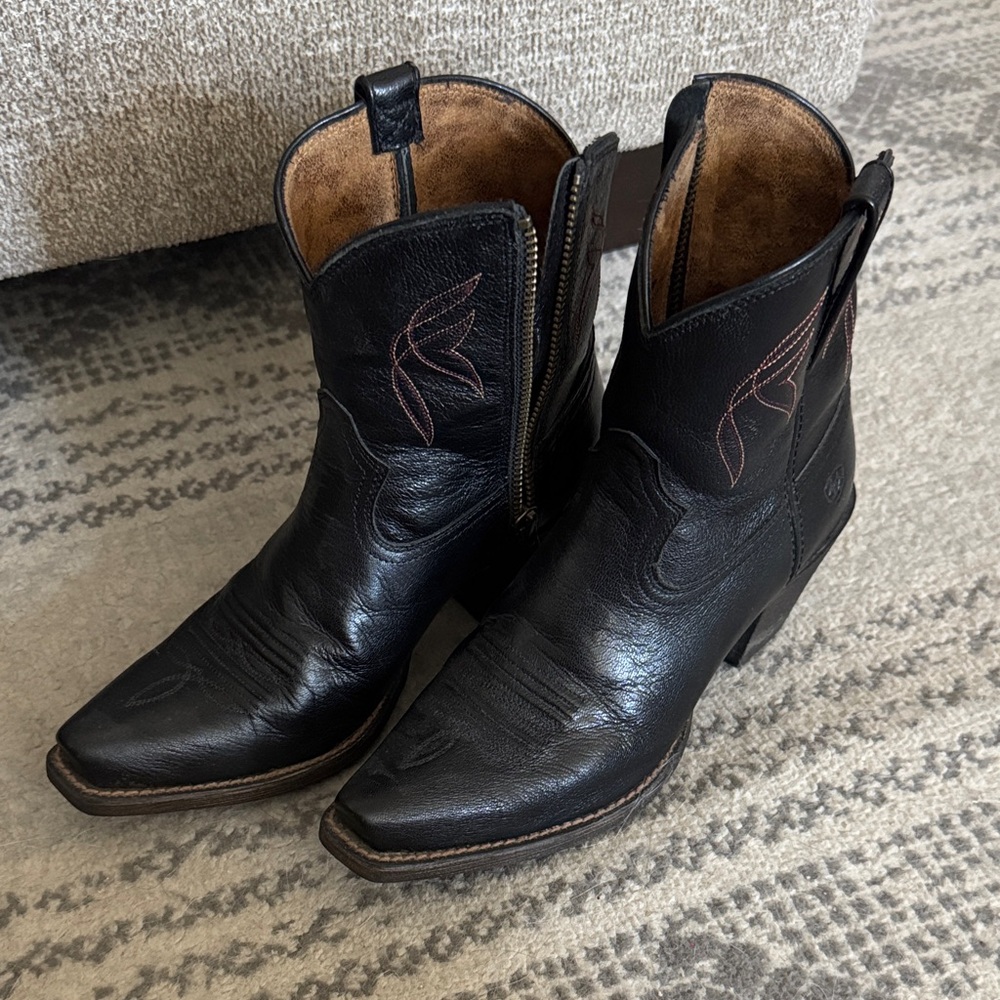 Ariat Women’s 7B Black Leather Ankle Booties
